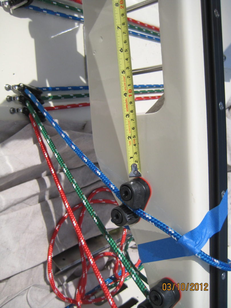 A close up of a tape measure and some ropes