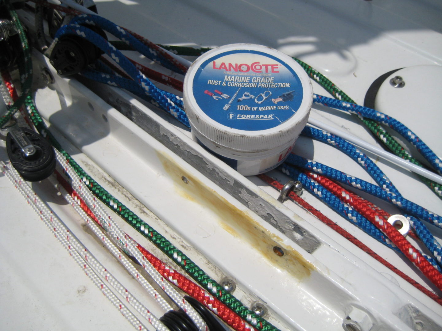 A close up of some ropes and a container