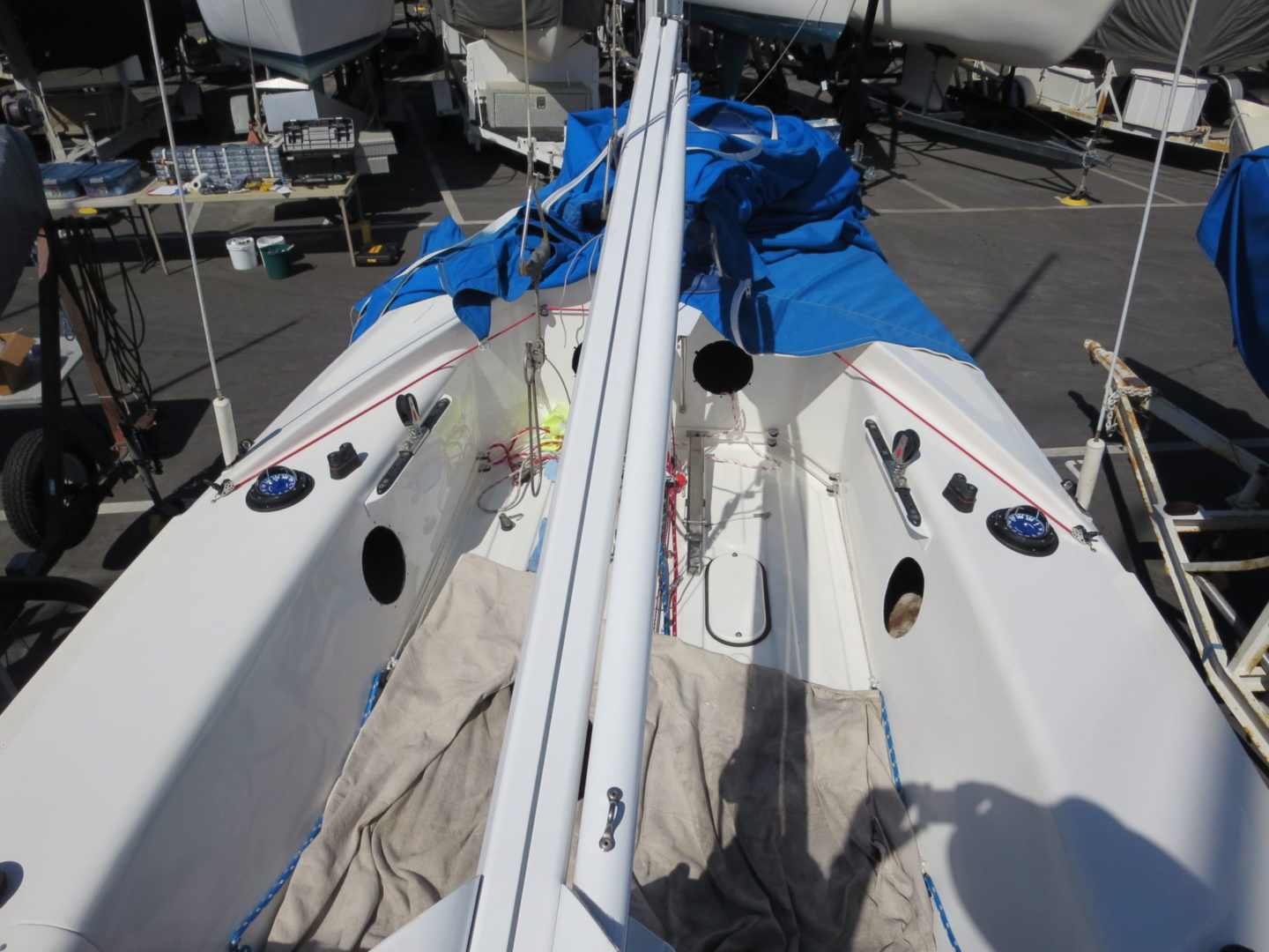 A boat is parked in the dock with some ropes.