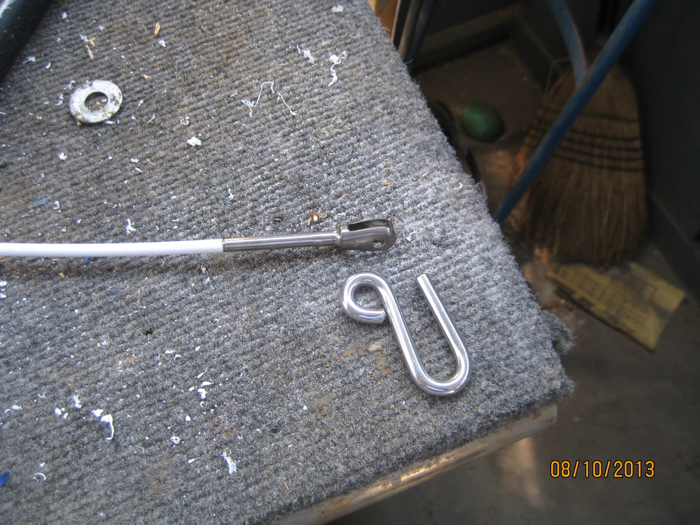 A pair of metal hooks and an iron bar.