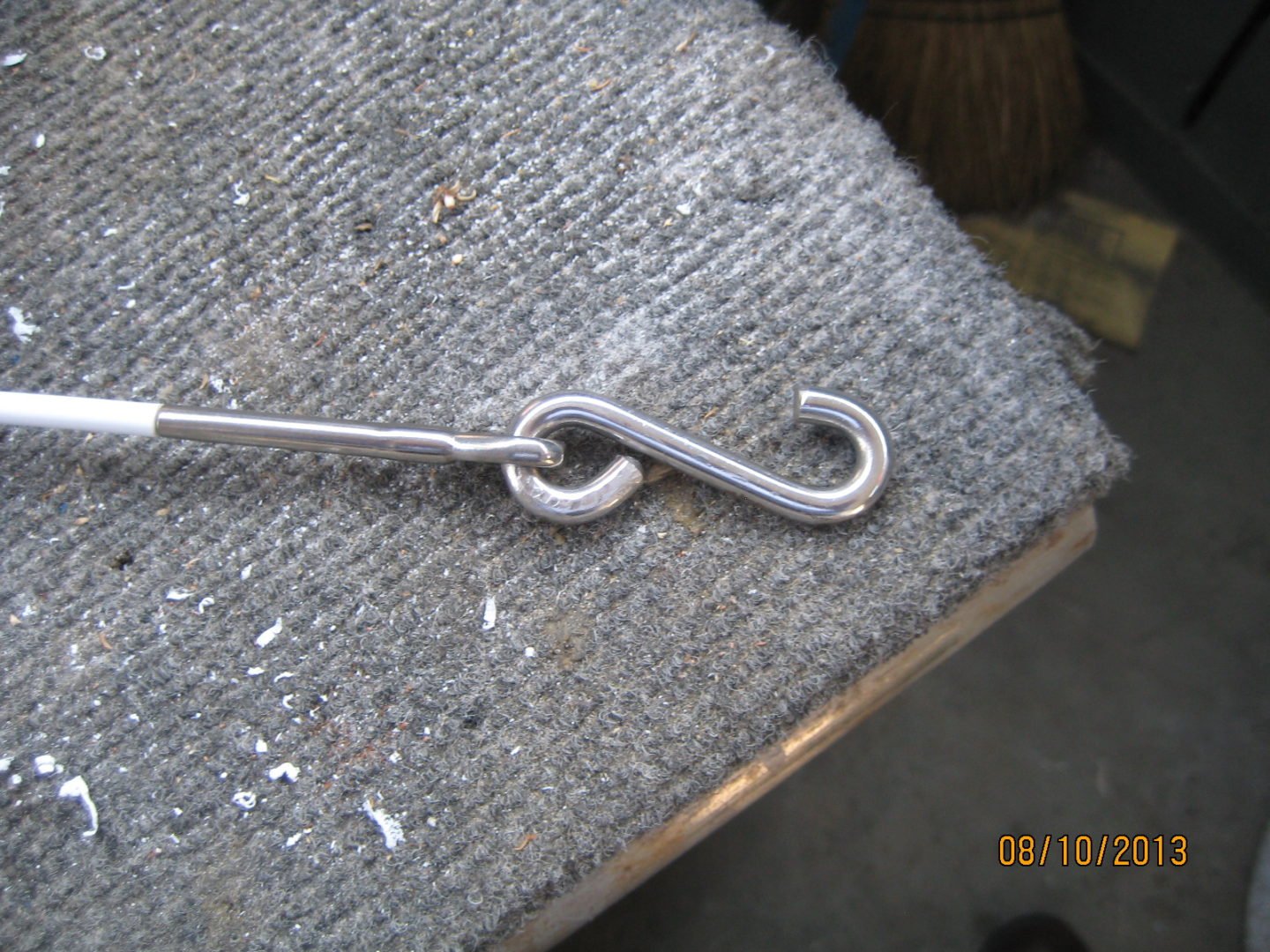 A close up of the hook on a piece of metal