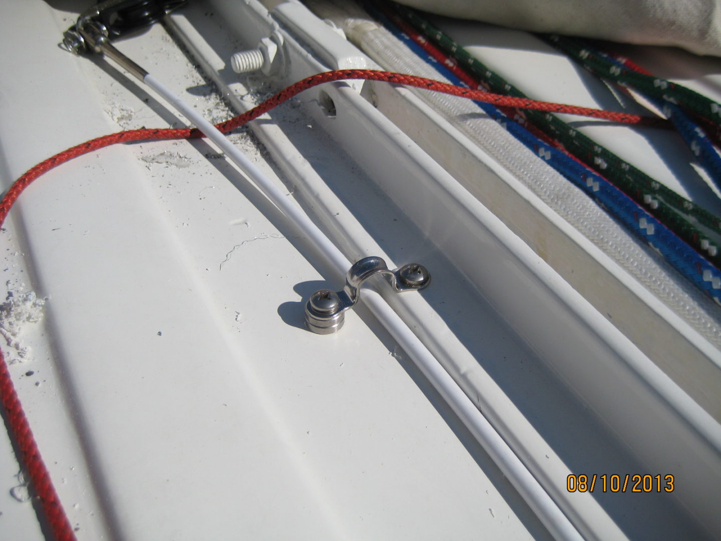 A close up of the wires on a boat.