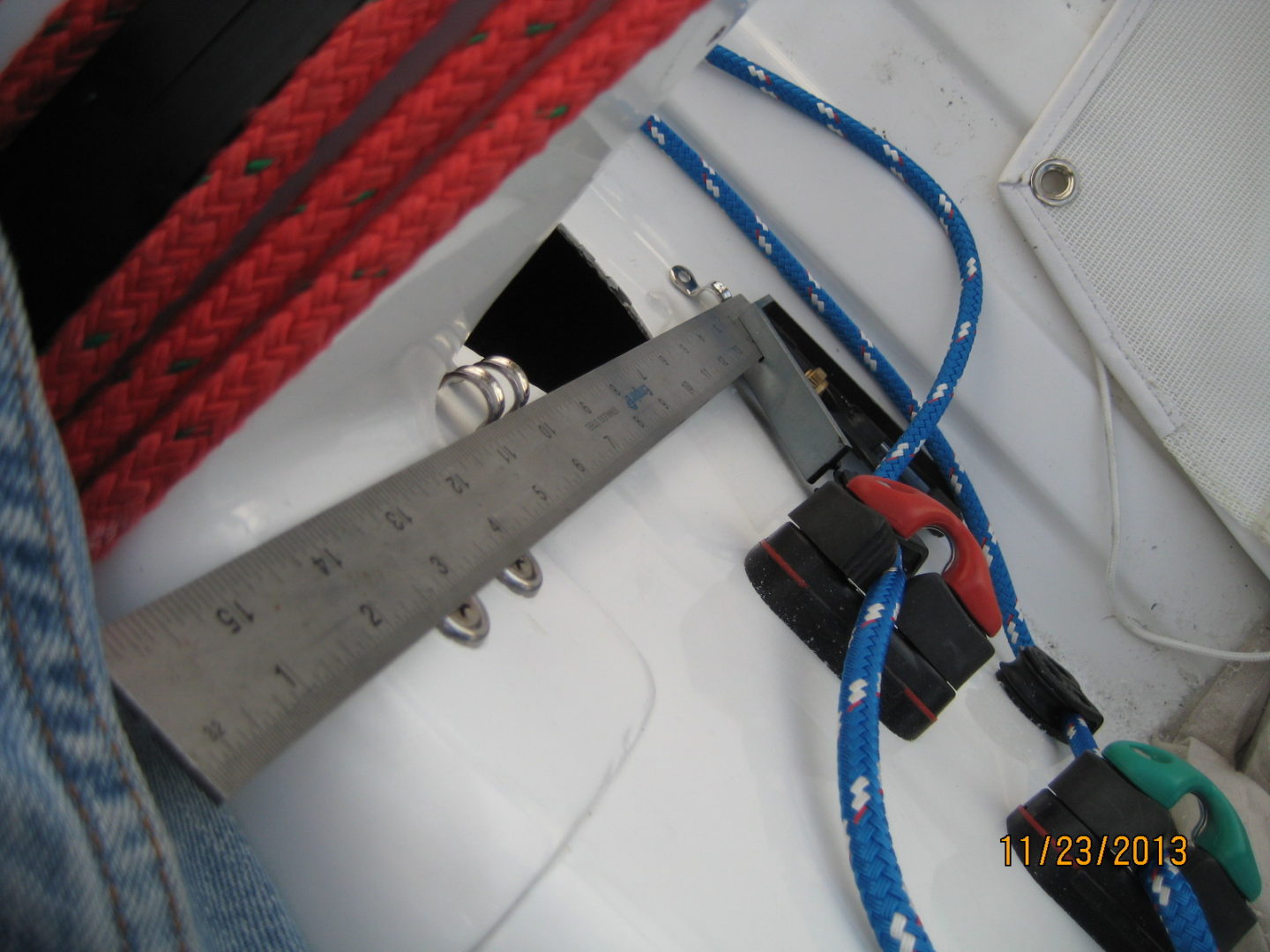 A close up of the rope and measuring tape.