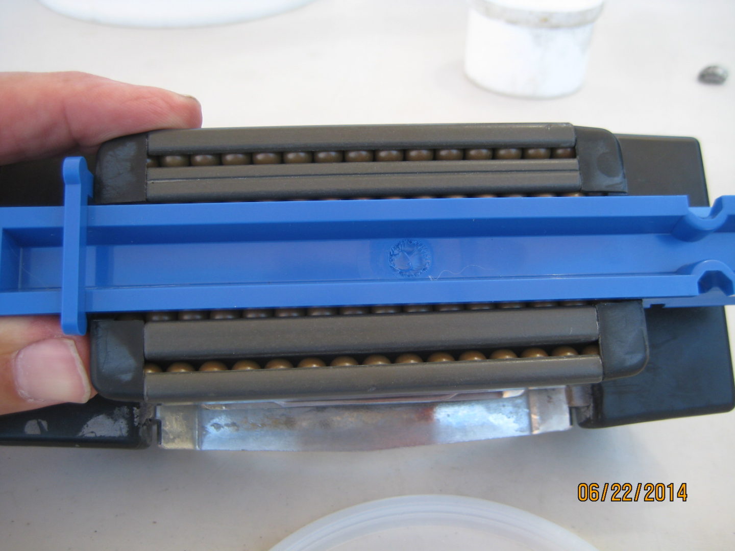 A close up of the inside of an old style razor blade