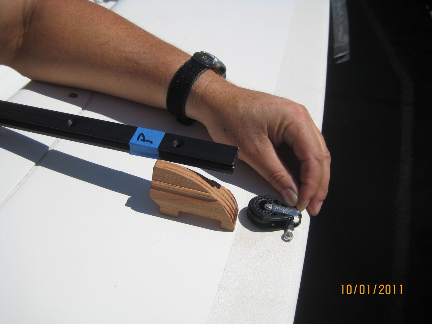 A person is holding a key to the door of their car.