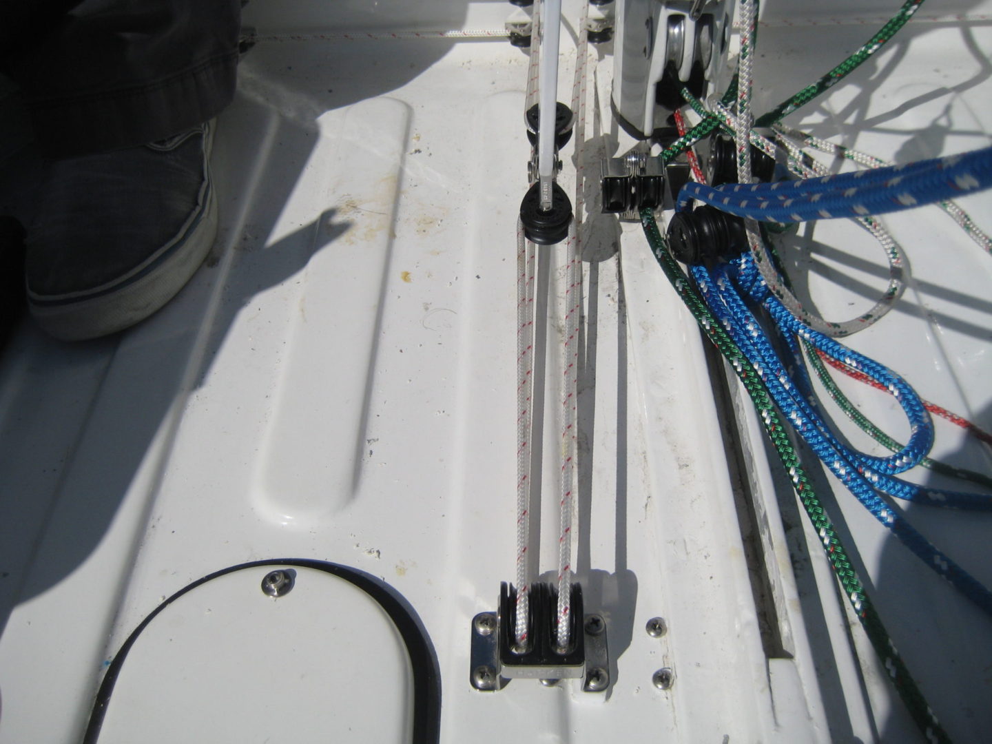 A close up of the wires on a boat